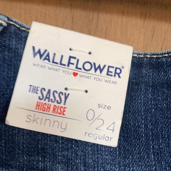 Wallflower sassy fit high rise skinny distressed jean size 0 - Picture 15 of 16